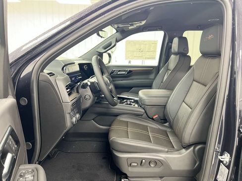 Used 2025 Chevrolet Suburban High Country AWD/4WD image 19