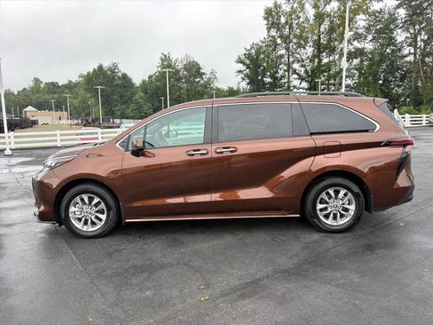 Used 2024 Toyota Sienna XLE FWD image 25