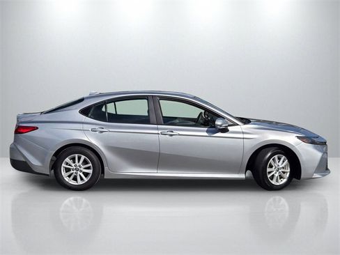 Used 2025 Toyota Camry LE image 3