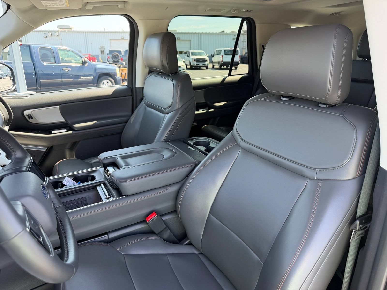 Used 2025 Ford Expedition Active AWD/4WD image 12