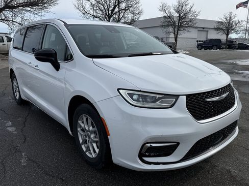 Used 2024 Chrysler Pacifica Touring-L image 2