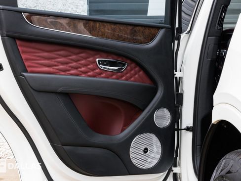 Used 2025 Bentley Bentayga image 29