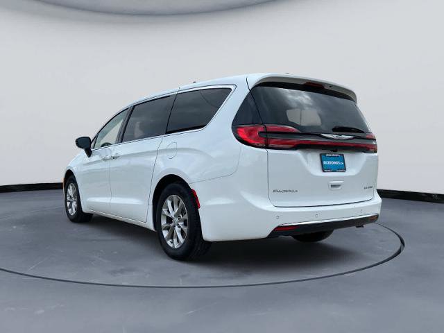 Used 2026 Chrysler Pacifica Limited FWD image 9