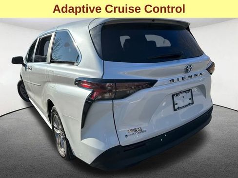 Used 2025 Toyota Sienna XLE image 9