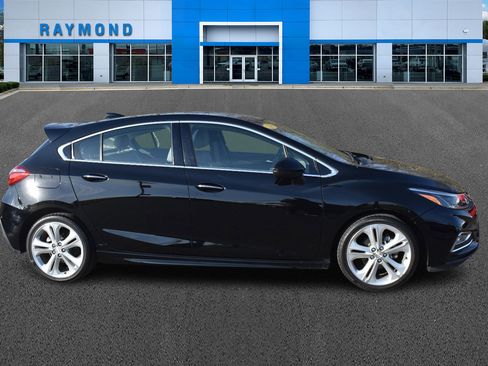 Used 2018 Chevrolet Cruze Premier image 2