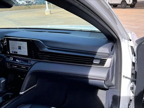 Used 2025 Toyota Camry SE image 17