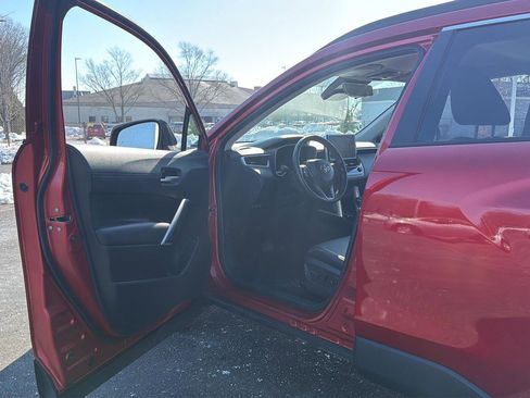 Used 2025 Toyota Corolla Cross XLE image 2