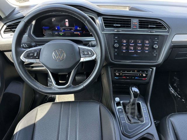 Used 2023 Volkswagen Tiguan SE FWD image 3
