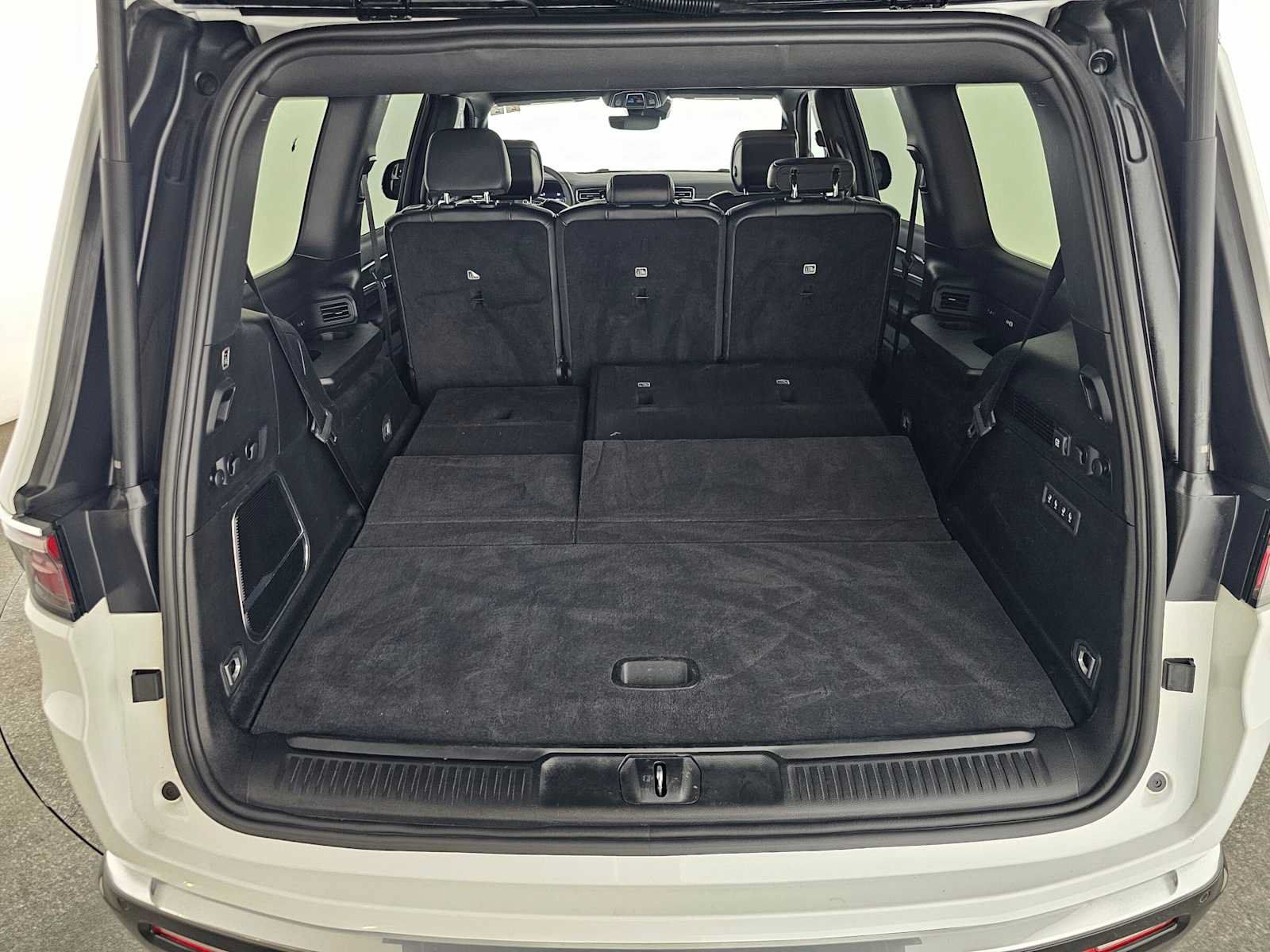 Used 2025 Jeep Wagoneer Series II w/ 8-Passenger Seating Package AWD/4WD image 16