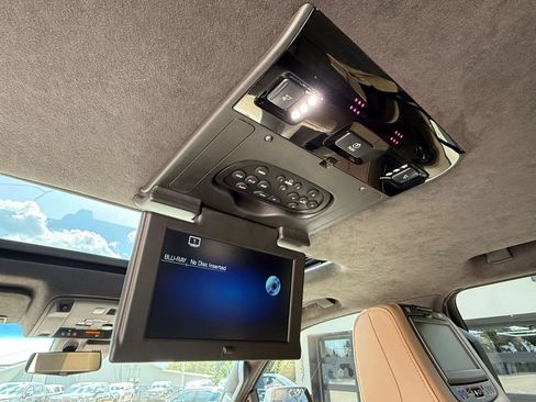 Used 2019 Cadillac Escalade Platinum image 38