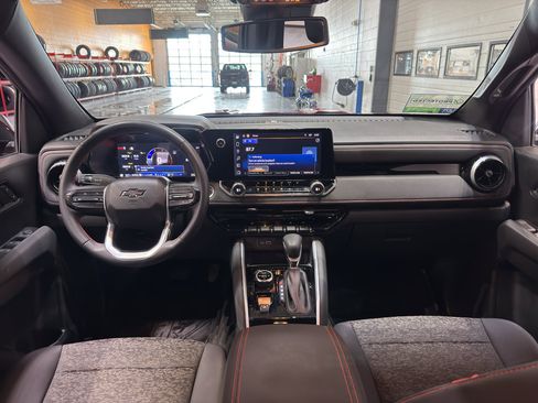 Used 2024 Chevrolet Colorado Z71 w/ Z71 Convenience Package 2 image 12