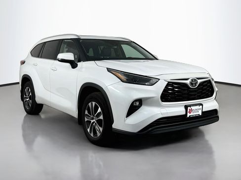 Used 2023 Toyota Highlander XLE AWD/4WD image 1