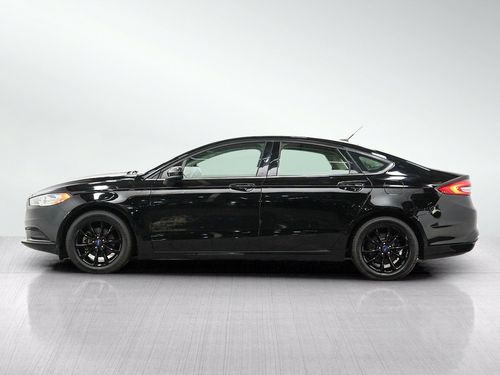 Used 2017 Ford Fusion SE w/ Fusion SE Technology Package FWD image 2