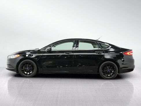 Used 2017 Ford Fusion SE w/ Fusion SE Technology Package FWD image 2