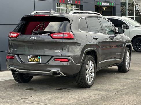 Used 2018 Jeep Cherokee Overland image 3