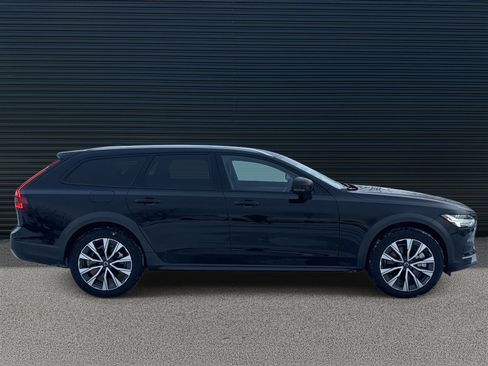 Certified 2024 Volvo V90 B6 Cross Country Plus image 4