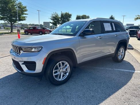 Used 2024 Jeep Grand Cherokee Laredo X w/ Luxury Tech Group I AWD/4WD image 14