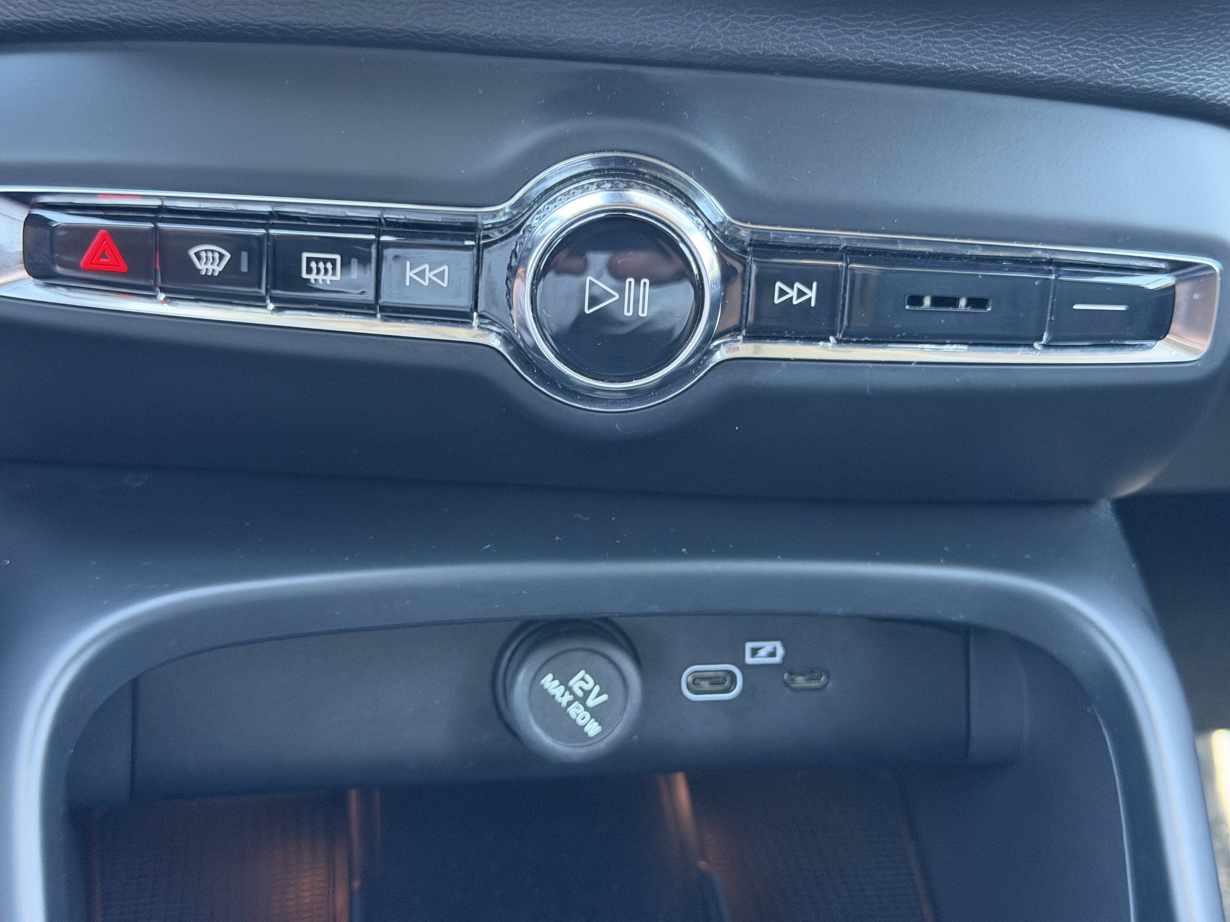 Certified 2024 Volvo XC40 B5 Core AWD/4WD image 25