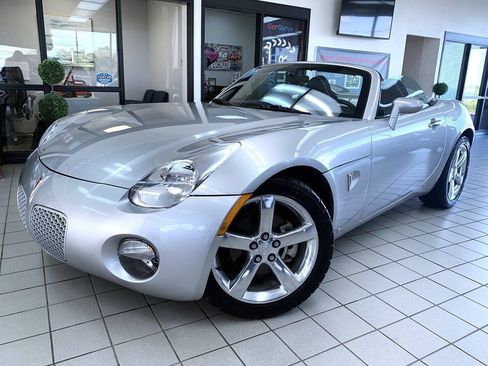 Used 2006 Pontiac Solstice Convertible w/ Premium Package RWD image 2