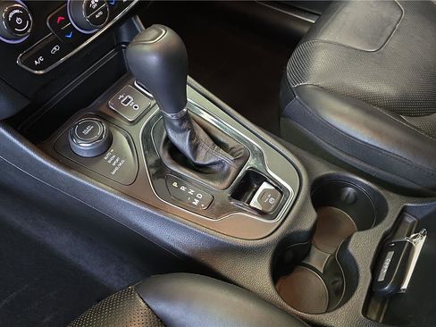 Used 2019 Jeep Cherokee Limited image 24