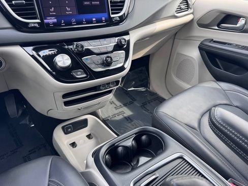 Used 2023 Chrysler Pacifica Touring-L FWD image 33