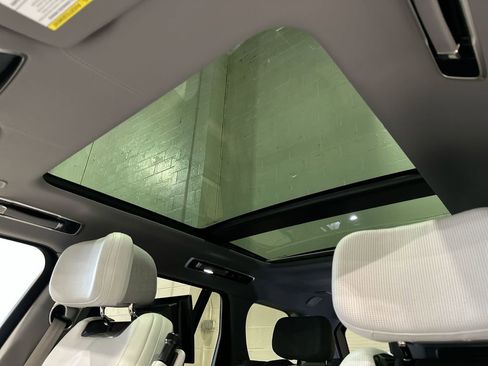 Used 2025 Land Rover Range Rover SV image 12