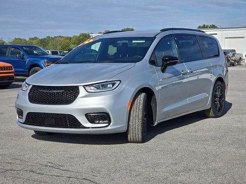 New 2026 Chrysler Pacifica Select w/ S Appearance Package FWD image 3