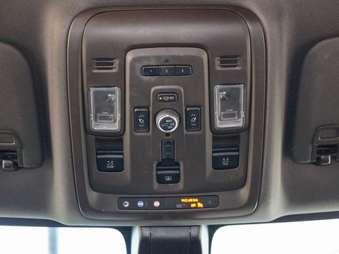 Used 2022 GMC Yukon SLT w/ SLT Premium Package image 18