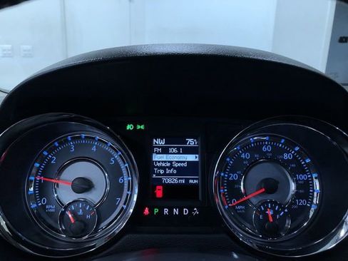 Used 2015 Chrysler Town & Country Touring FWD image 30