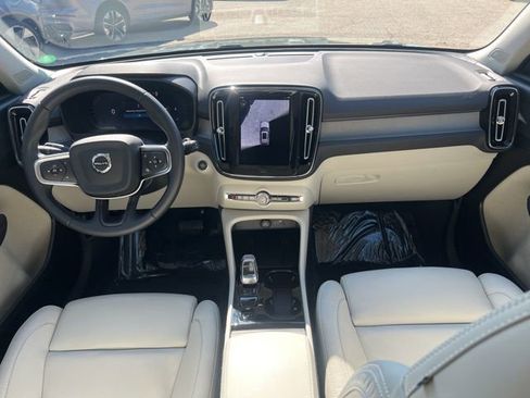 Used 2025 Volvo XC40 B5 Plus image 22