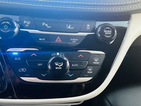 New 2023 Chrysler Pacifica Touring-L image 21