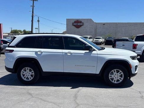 Used 2025 Jeep Grand Cherokee Laredo AWD/4WD image 2