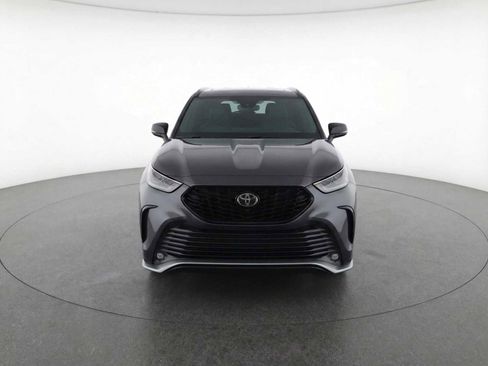 Certified 2025 Toyota Highlander XSE image 2