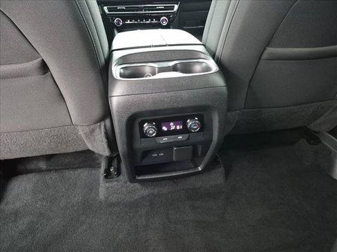 Used 2024 Chevrolet Traverse LT FWD image 18