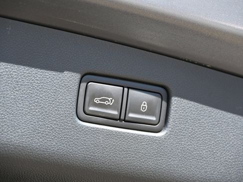 Used 2022 Genesis GV70 2.5T w/ Advanced Package image 17