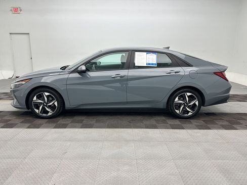 Used 2023 Hyundai Elantra SEL w/ Convenience Package FWD image 2