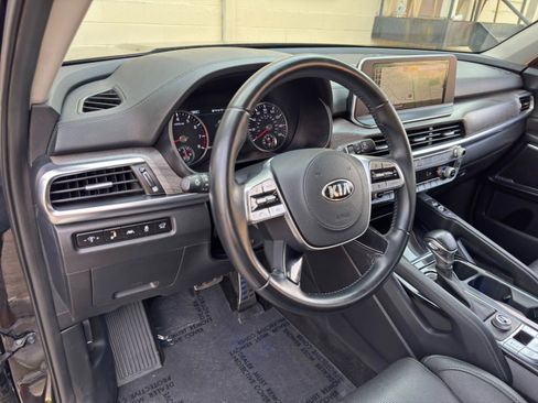 Used 2020 Kia Telluride SX w/ Towing Package FWD image 13