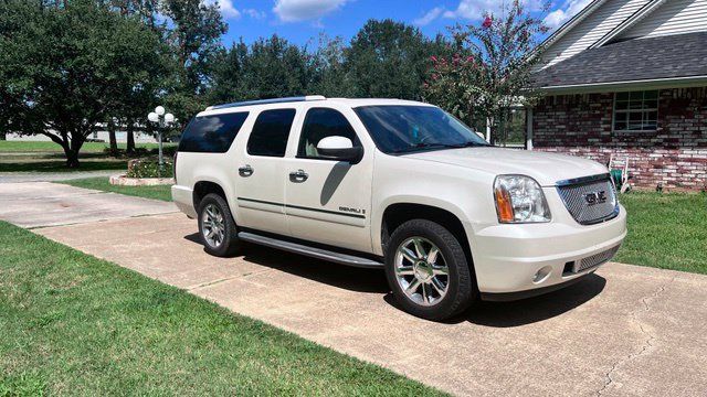 Used 2009 GMC Yukon XL Denali RWD image 2
