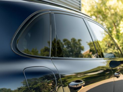 Certified 2023 Porsche Cayenne Turbo S AWD/4WD image 18