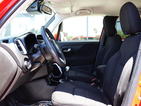 Used 2018 Jeep Renegade Latitude FWD image 38