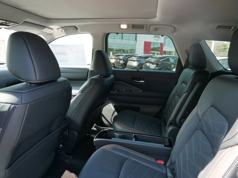 New 2025 Nissan Pathfinder Platinum image 8
