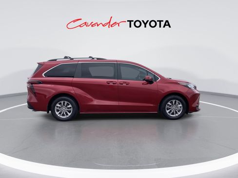 Certified 2025 Toyota Sienna LE image 9