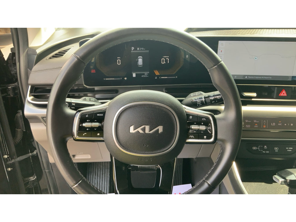 Used 2025 Kia Carnival FWD image 11