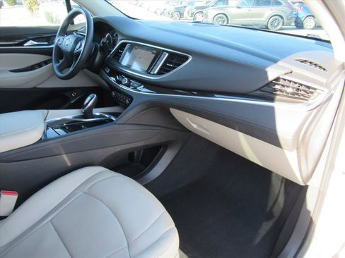 Used 2019 Buick Enclave Essence image 11