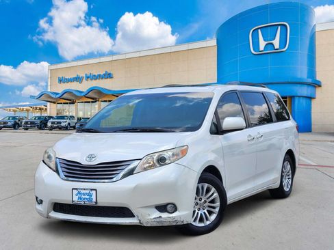 Used 2016 Toyota Sienna XLE w/ XLE Navigation Package FWD image 1
