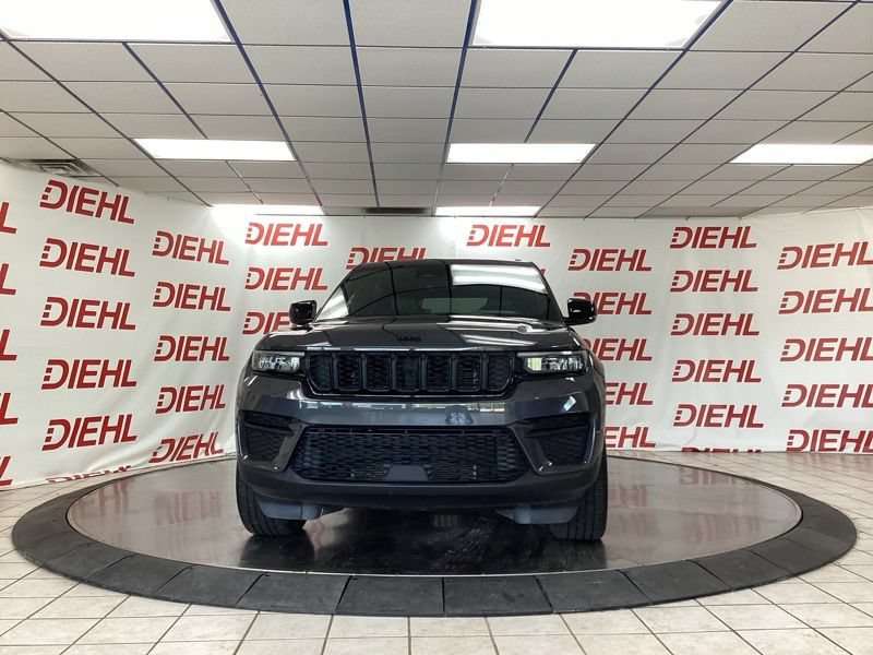 Used 2025 Jeep Grand Cherokee Altitude AWD/4WD image 2