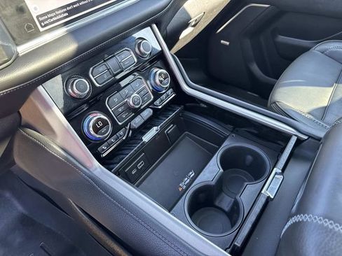 Used 2022 GMC Yukon XL Denali image 27