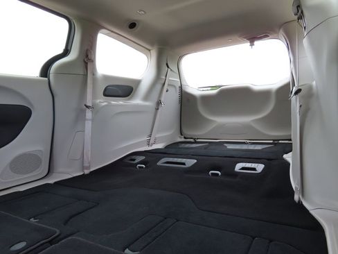 Certified 2024 Chrysler Pacifica Touring-L FWD image 19