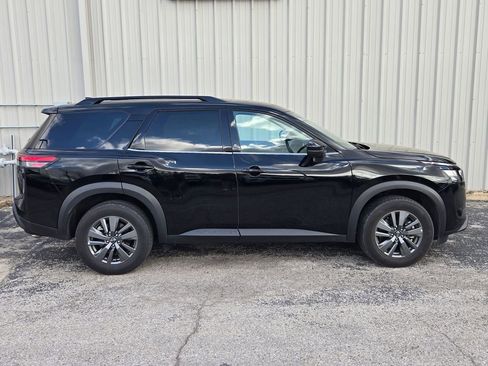 Used 2025 Nissan Pathfinder SV image 2