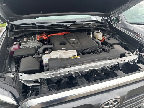 Used 2025 Toyota Tundra Limited AWD/4WD image 44
